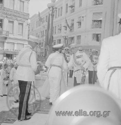 Εμπορικός Σύλλογος Αθηνών. Στο ισόγειο το φαρμακείο του Εμμανουήλ Παπασταύρου. Μητροπόλεως 52 & Ευαγγελιστρίας 1 1954 Επίσκεψη του αυτοκράτορα της Αιθιοπίας, Χαϊλέ Σελασιέ. Ο αυτοκράτορας και ο Παύλος Α' φτάνουν στη Μητρόπολη, όπου τους υποδέχεται ο στρατηγός Αλέξανδρος Παπάγος. Φωτογράφος: Πατσαβός, Αντώνιος (Φωτορεπορτάζ ΜΙΝΙΟΝ) ΑΡΧΕΙΟ ΕΛΙΑ 03.11.011.11